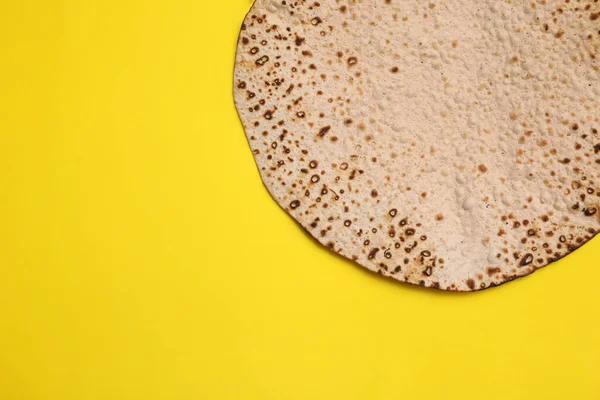 Sarı Arka Planda Leziz Matzo Metin Için Yeri Olan Üst — Stok fotoğraf