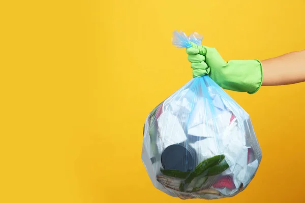 Vrouw Met Volle Vuilniszak Gele Achtergrond Close Ruimte Voor Tekst — Stockfoto