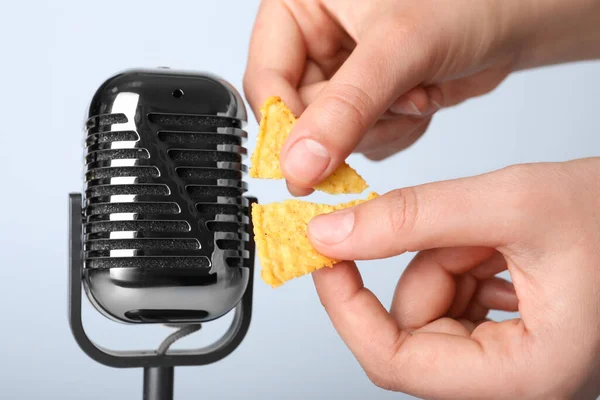 Vrouw Maken Asmr Geluiden Met Microfoon Nacho Chip Grijze Achtergrond — Stockfoto