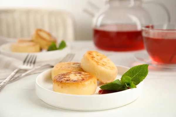 Deliciosas Panquecas Queijo Cottage Com Geléia Hortelã Mesa Branca — Fotografia de Stock