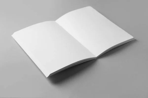 灰色の背景に空白のパンフレットを開きます デザインのためのモックアップ — ストック写真
