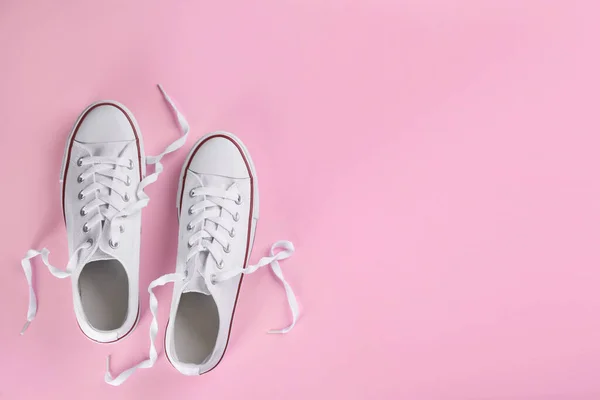 Par Zapatillas Moda Sobre Fondo Rosa Planas Espacio Para Texto — Foto de Stock