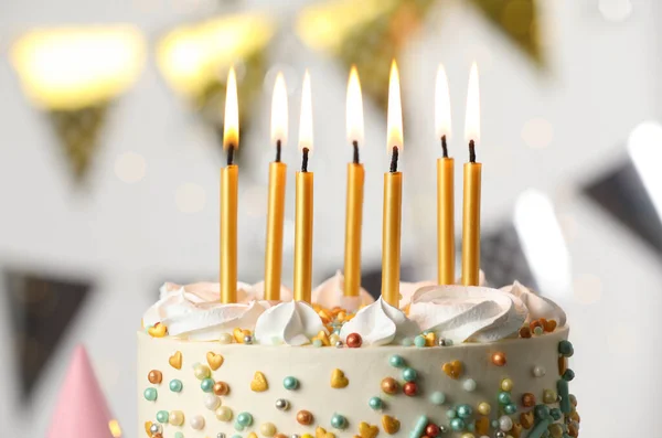 Mooie Verjaardagstaart Met Brandende Kaarsen Wazige Achtergrond Close — Stockfoto