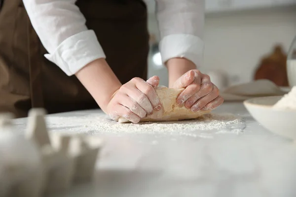 Mujer Amasando Masa Mesa Cocina Primer Plano —  Fotos de Stock