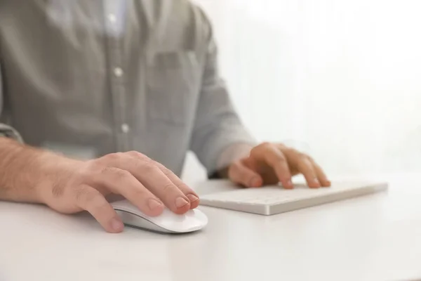 Mann Benutzt Computermaus Schreibtisch Nahaufnahme — Stockfoto