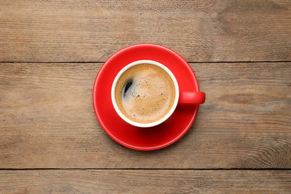 Aromatische Koffie Rood Kopje Houten Achtergrond Bovenaanzicht — Stockfoto