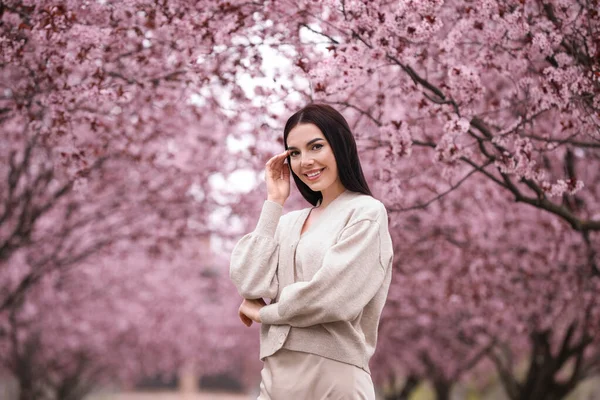 Mooie Jonge Vrouw Het Park Met Bloeiende Bomen Voorjaarsblik — Stockfoto