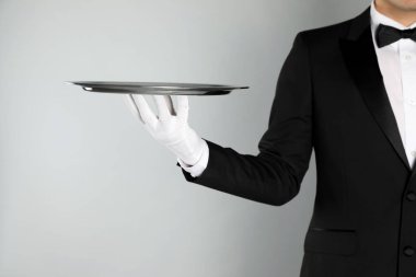 Açık gri arka planda tepsisi olan kahya, yakın plan