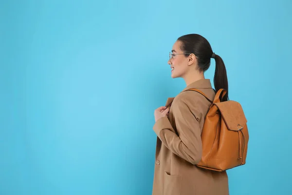 Mulher Bonita Com Mochila Couro Elegante Fundo Turquesa Espaço Para — Fotografia de Stock