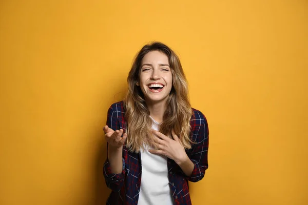Χαρούμενη Νεαρή Γυναίκα Που Γελάει Κίτρινο Φόντο — Φωτογραφία Αρχείου