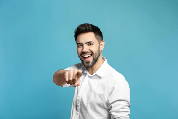 Giovane Uomo Che Ride Sfondo Azzurro Scherzo Divertente — Foto Stock