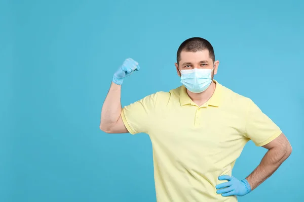 Uomo Con Maschera Protettiva Guanti Che Mostrano Muscoli Sfondo Azzurro — Foto Stock