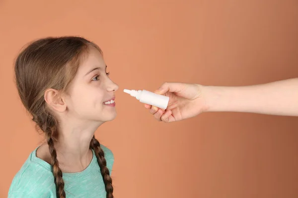 Mother Helping Her Daughter Use Nasal Spray Coral Background — Stock Photo, Image