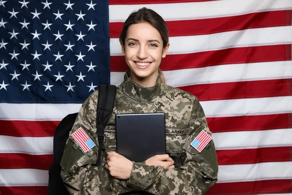 Γυναικείος Δόκιμος Σακίδιο Και Tablet Κατά Της Αμερικανικής Σημαίας Στρατιωτική — Φωτογραφία Αρχείου