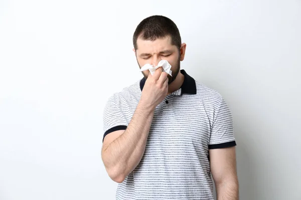 Hombre Con Tejido Que Sufre Secreción Nasal Sobre Fondo Blanco — Foto de Stock