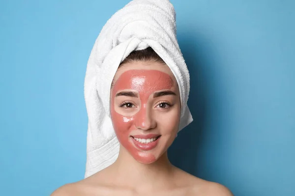 Vrouw Met Granaatappel Masker Lichtblauwe Achtergrond — Stockfoto