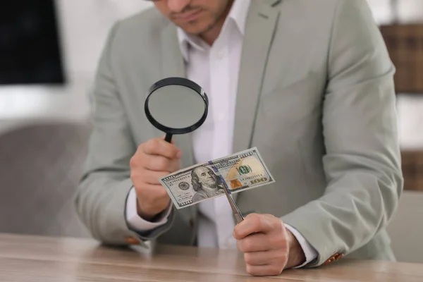 Ofisteki Masada Büyüteçle 100 Dolarlık Banknot Onaylama Uzmanı Yakın Plan — Stok fotoğraf