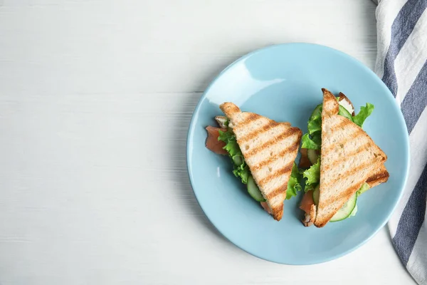 Blauer Teller Mit Leckeren Sandwiches Auf Weißem Tisch Draufsicht Raum — Stockfoto