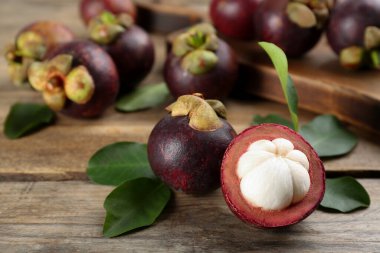 Tahta masada nefis tropikal mangosteen meyveleri