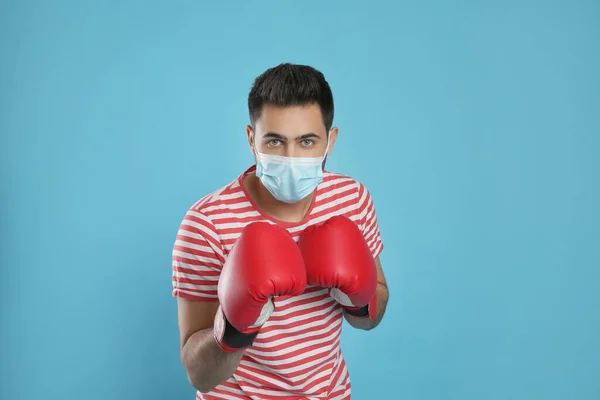 Uomo Con Maschera Protettiva Guanti Boxe Sfondo Azzurro Forte Concetto — Foto Stock