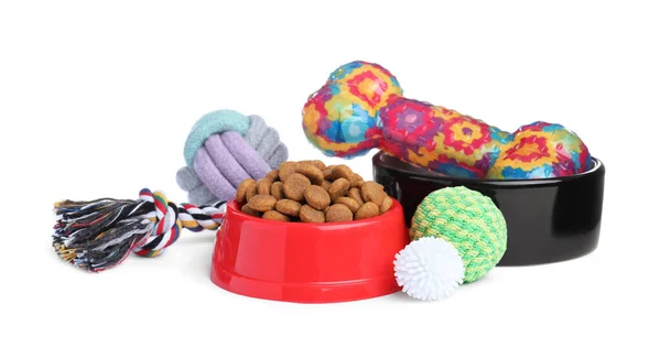Tigelas Alimentação Brinquedos Para Animais Estimação Fundo Branco — Fotografia de Stock