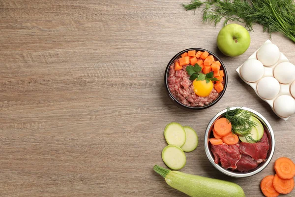 Alimentos Para Animais Estimação Ingredientes Naturais Mesa Madeira Flat Lay — Fotografia de Stock