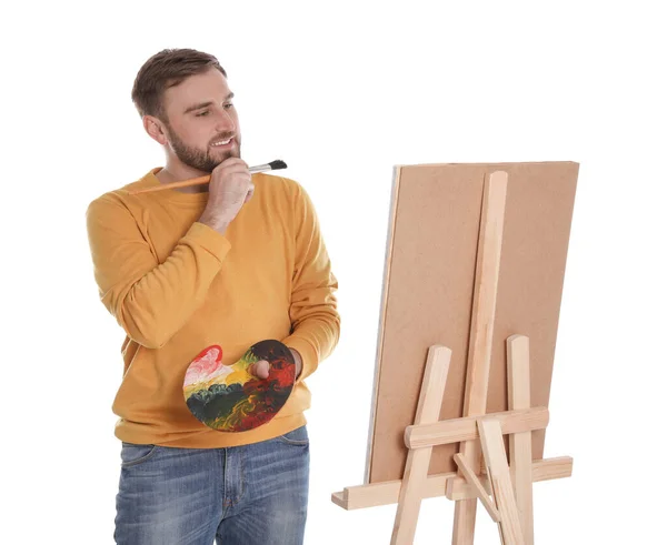 Hombre Pintando Con Pincel Sobre Caballete Sobre Fondo Blanco Joven — Foto de Stock