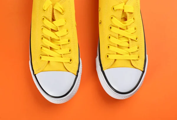 Par Zapatillas Moda Sobre Fondo Naranja Planas —  Fotos de Stock
