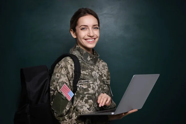 Γυναικείος Δόκιμος Σακίδιο Και Φορητό Υπολογιστή Κοντά Chalkboard Στρατιωτική Εκπαίδευση — Φωτογραφία Αρχείου