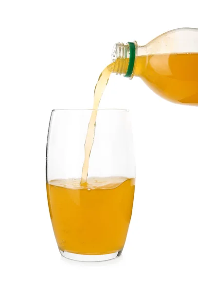 맛있는 오렌지 음료수를 병에서 유리병으로 배경에 바르는 — 스톡 사진