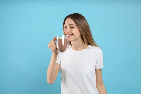 Giovane Donna Che Beve Latte Cioccolato Sfondo Azzurro — Foto Stock