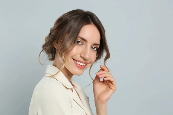 Jovem Com Belo Penteado Fundo Cinza Claro — Fotografia de Stock