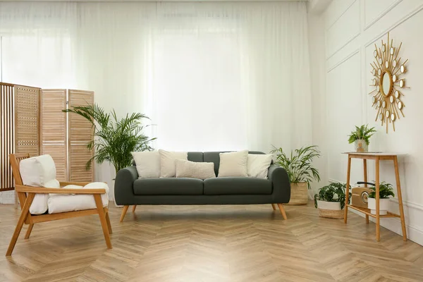 Stilvolles Wohnzimmer Interieur Mit Bequemem Sofa — Stockfoto