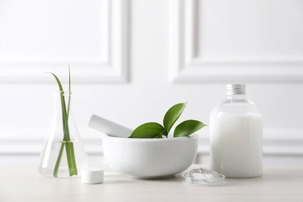 Natuurlijke Ingrediënten Voor Cosmetische Producten Laboratoriumglaswerk Witte Tafel — Stockfoto