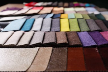 Birçok farklı kumaş ve deri örnekleri, yakın plan.