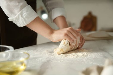 Mutfakta hamur yoğuran kadın, yakın plan.