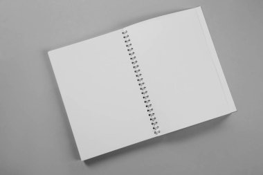 Gri arkaplanda boş bir defter aç, üstten bak. Tasarım için model