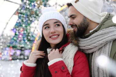 Genç ve mutlu bir çift kış fuarında birlikte vakit geçiriyor. Noel kutlaması
