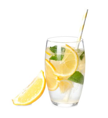 Beyaza izole edilmiş, camdan yapılmış taze limonata.