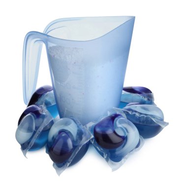 Renkli çamaşır kapsülleri ve beyaz arkaplanda deterjan tozu