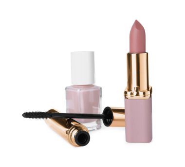 Beyaz arka planda farklı lüks kozmetik ürünler