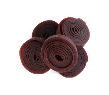 Beyaz arka planda nefis meyve dürümleri, üst manzara.