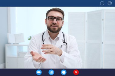 Klinikte görüntülü sohbet kullanarak hastaya danışmanlık yapan çocuk doktoru.