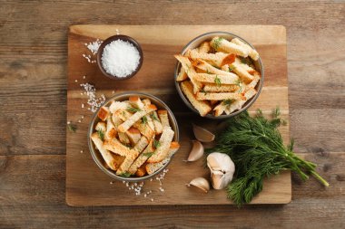 Tahta masaya serilmiş leziz sert Chuck 'lar.