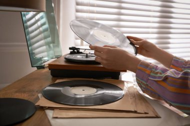 Evde pikabını kullanan genç bir kadın, yakın plan.