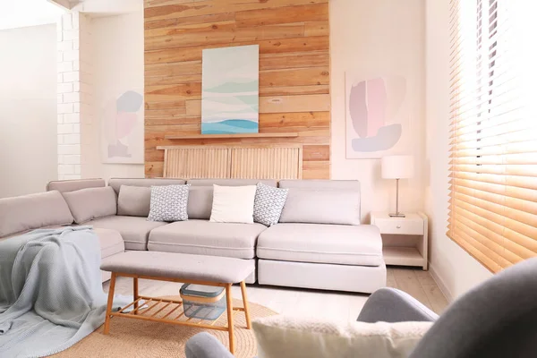 Stilvolles Wohnzimmerinterieur Mit Gemütlichem Sofa Und Bildern — Stockfoto
