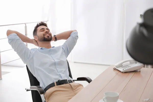 Jovem Empresário Relaxante Cadeira Escritório Local Trabalho — Fotografia de Stock