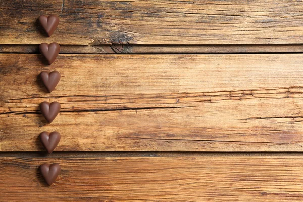 Läckra Hjärtformade Chokladgodis Träbord Platt Ligg Plats För Text — Stockfoto