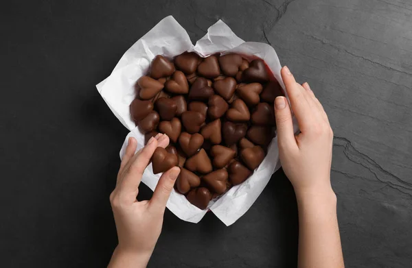 Mujer Con Caja Bombones Chocolate Forma Corazón Mesa Negra Vista — Foto de Stock