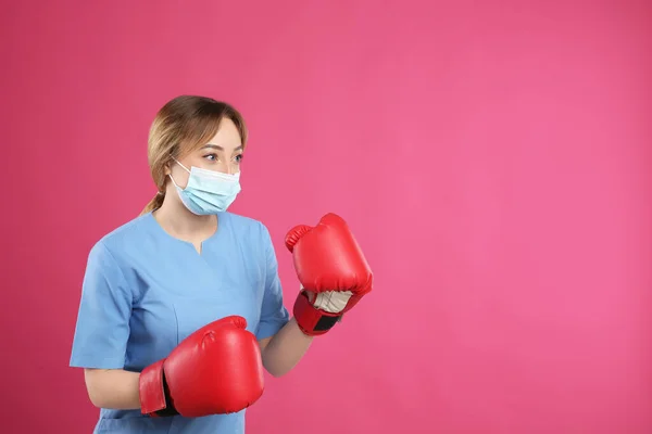 Médico Con Máscara Protectora Guantes Boxeo Sobre Fondo Rosa Espacio —  Fotos de Stock